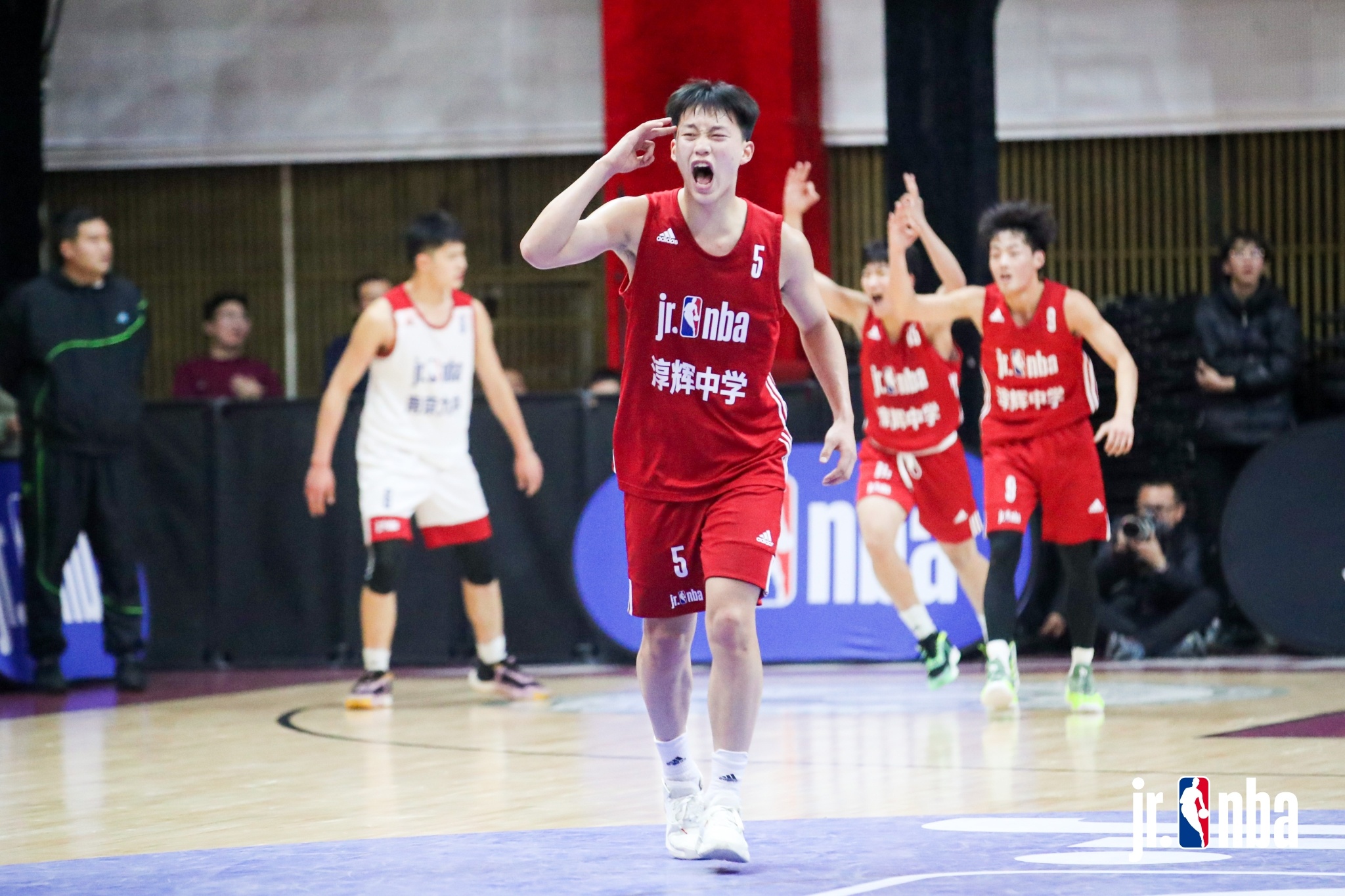 江苏男篮勇夺胜利，抢尽风头引人瞩目